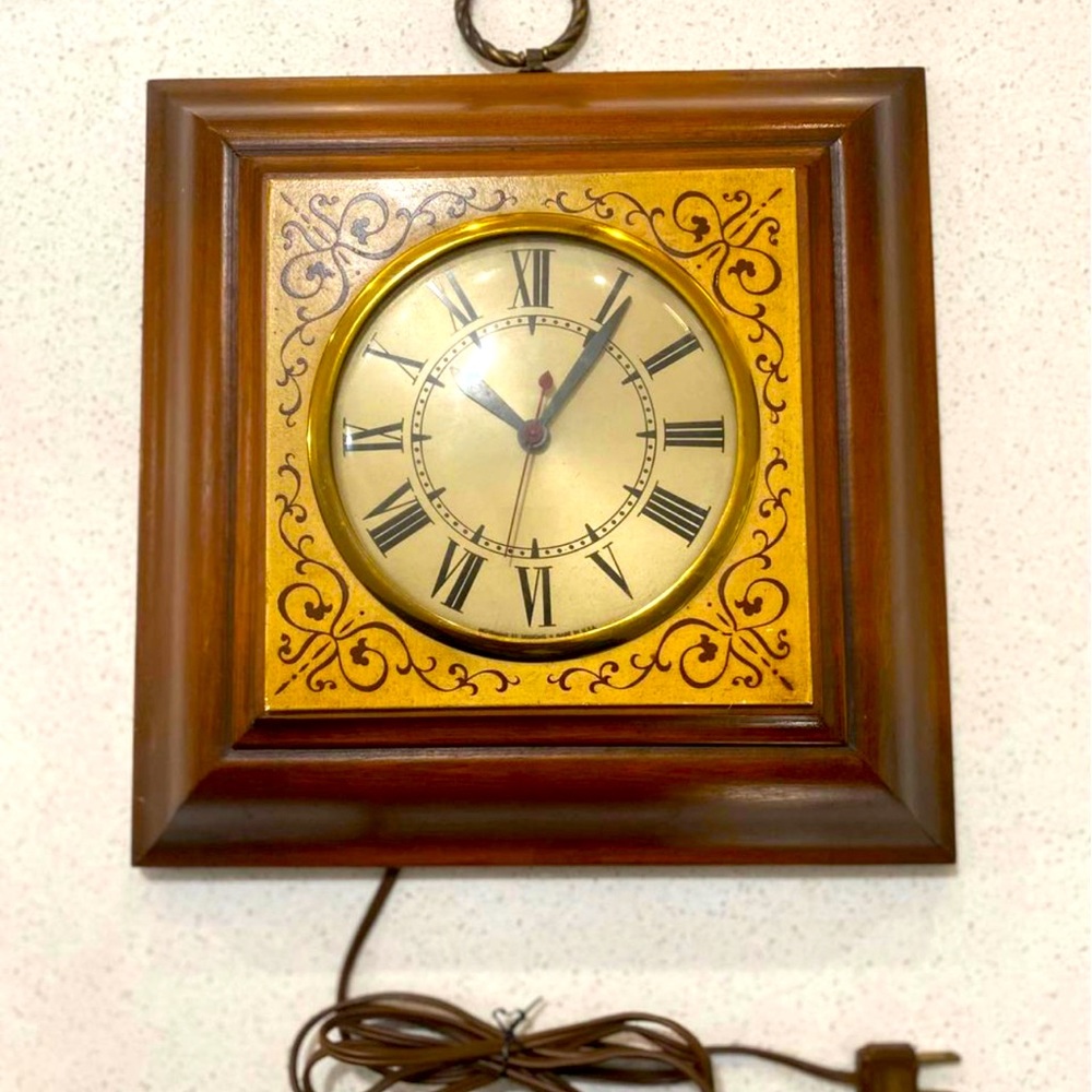 Mid Century  Electric Wall Clock, Movement by Sessions 11.5”. X 11.5”Working!